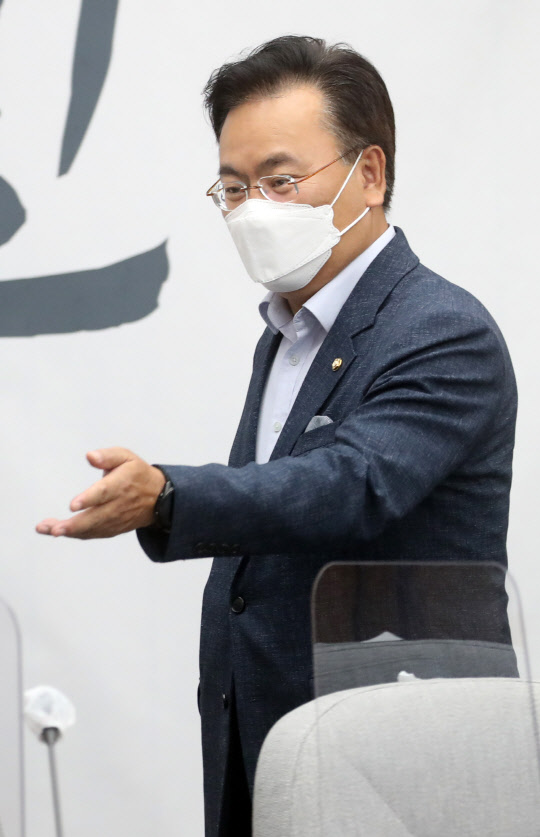 유상범 국민의힘 의원이 20일 오전 서울 여의도 국회 본관에서 열린 당 원내대책회의에 참석하고 있다.<국회사진기자단·연합뉴스>